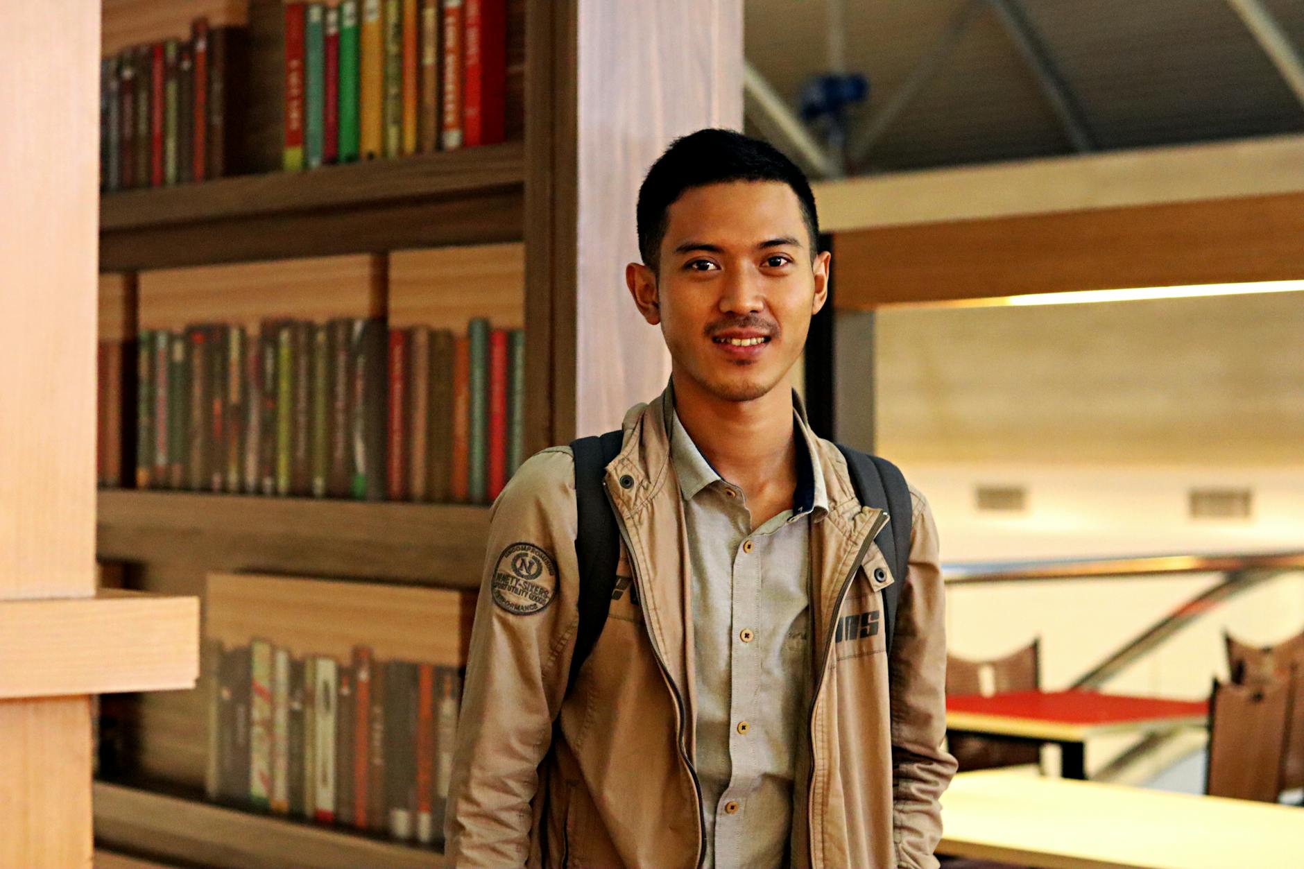 Ilustrasi peta menandai lokasi penerbit jurnal murah di Indonesia.