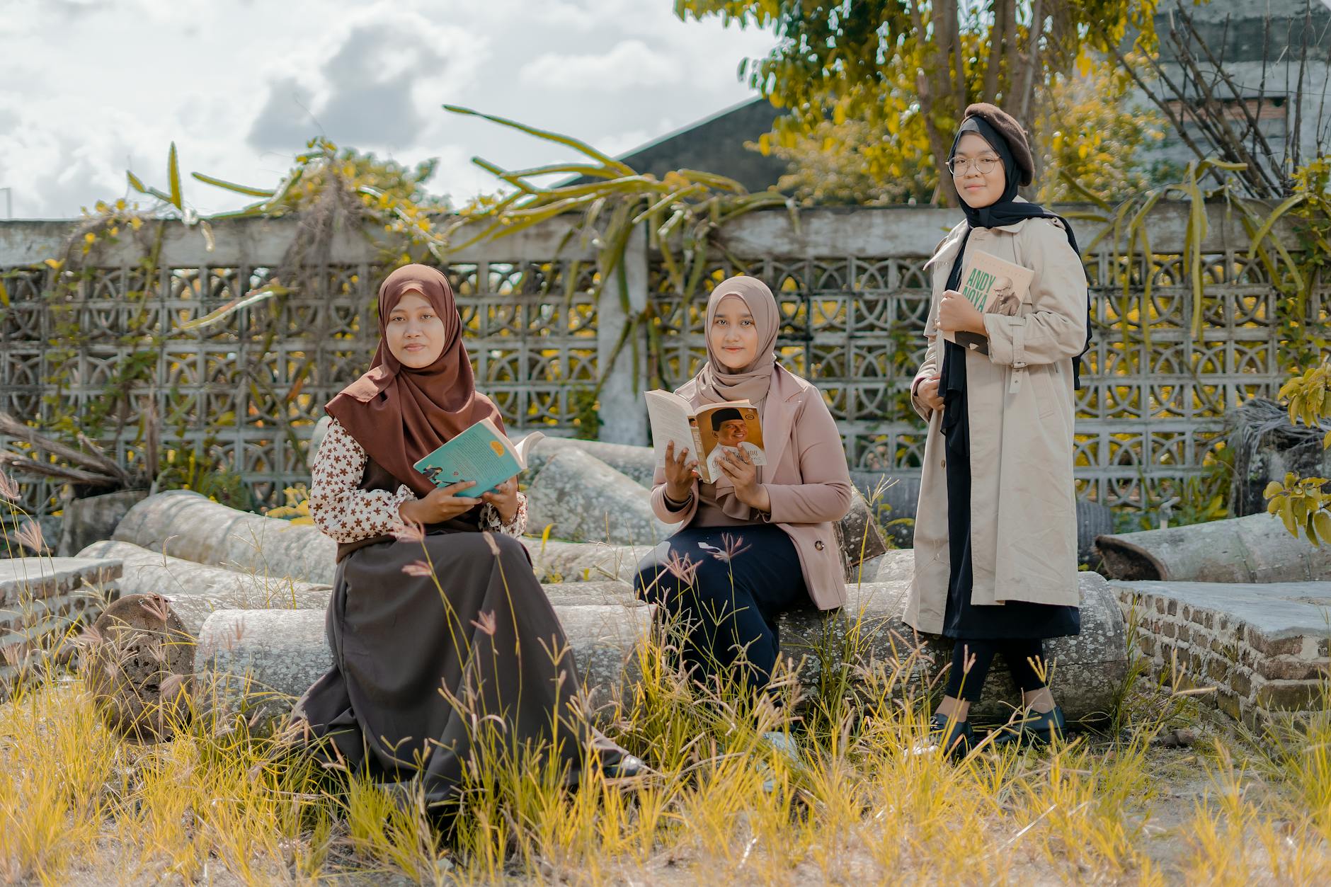 Ilustrasi layanan terbit jurnal murah dengan proses cepat, biaya terjangkau, dan dukungan editorial profesional